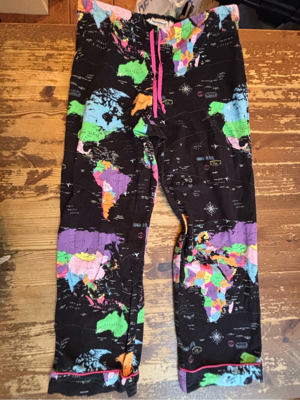 BedHead vintage Black World Map Pajama Set with Multicolor Print. Medium - Picture 11 of 16